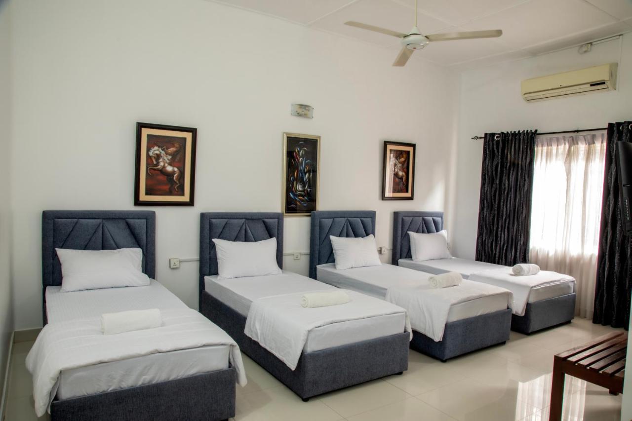 Funk Bunks - By The Lake Kandy Exterior photo