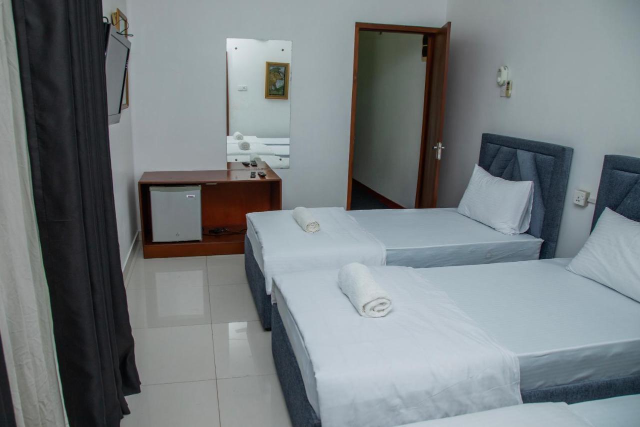 Funk Bunks - By The Lake Kandy Exterior photo