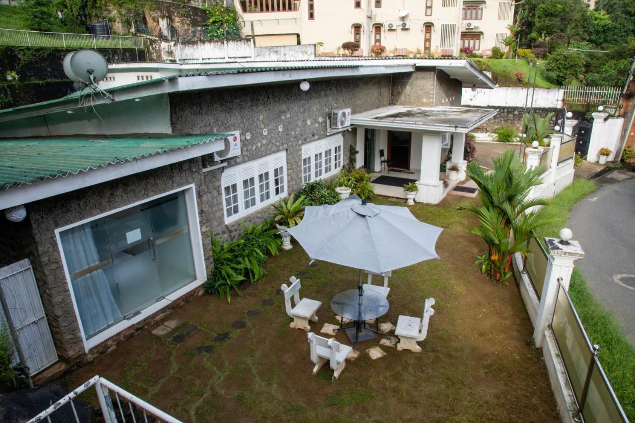 Funk Bunks - By The Lake Kandy Exterior photo