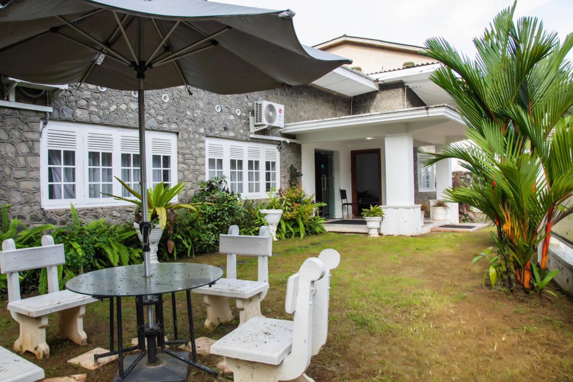 Funk Bunks - By The Lake Kandy Exterior photo
